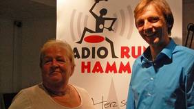 Foto: Edeltraud Tümmers und Viktor Nachtigall 2014 im Studio der Radio Runde Hamm