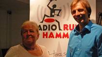 Foto: Edeltraud Tümmers und Viktor Nachtigall 2014 im Studio der Radio Runde Hamm
