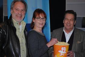 Foto: (v.l.) Regisseur Kaspar Heidelbach, Ulrike Krumbiegel (spielt im „Tatort“ die Managerin von Roman König) und Roland Kaiser